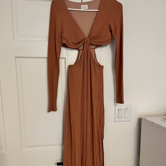 Vici Dresses & Skirts - Vici aloi long sleeve cut out dress